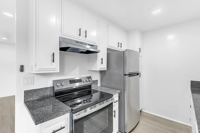 Building Photo - 10930 Palms Blvd