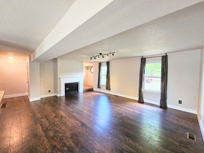 Building Photo - "Luxurious 3-Bed, 3-Bath Townhouse with Gr...