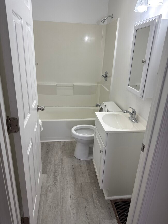 Foto del edificio - 1115 Winfield Ave