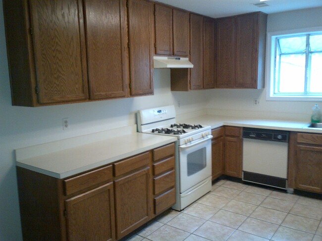 Building Photo - 725 Twin Holly Ln