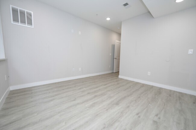 Building Photo - 2 Bedroom Condo in the heart of 2nd Street!