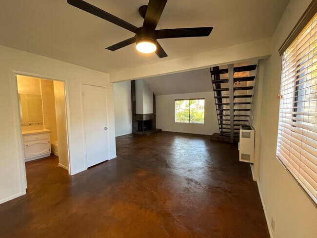 Foto del edificio - Unique 2-bedroom, 2-bath + Loft townhome s...