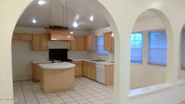 Building Photo - 7417 Mission Viejo Dr