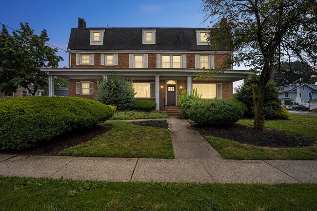 Building Photo - 87 Maple Ave