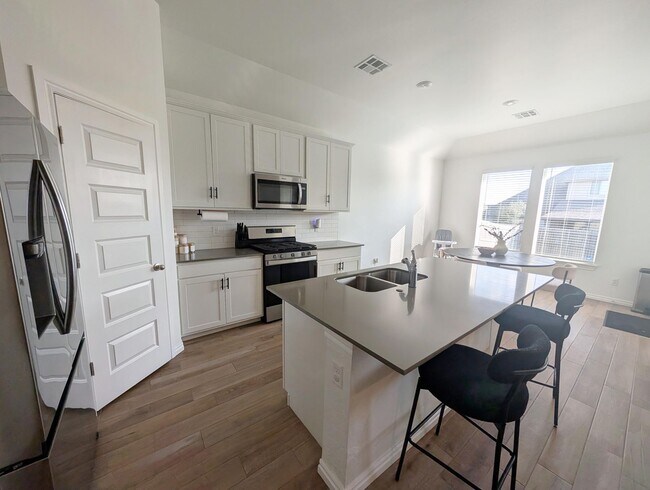Building Photo - Beautiful 4 Bed in Yukon