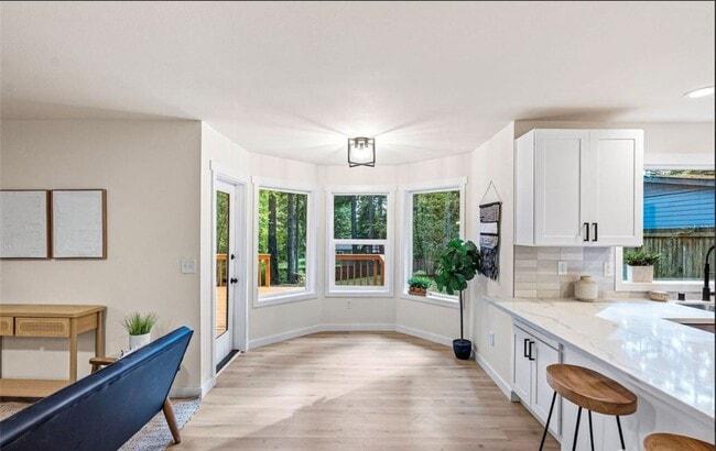 Foto del edificio - Fully Remodeled Gated Community Lake Home in Gig Harbor!