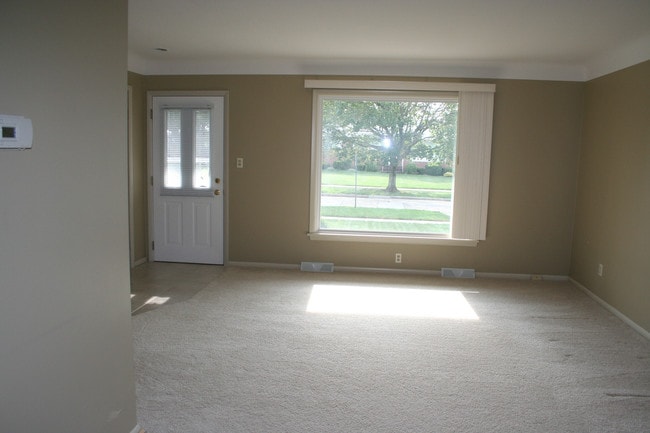 Living - 1269 Bonnie Ln