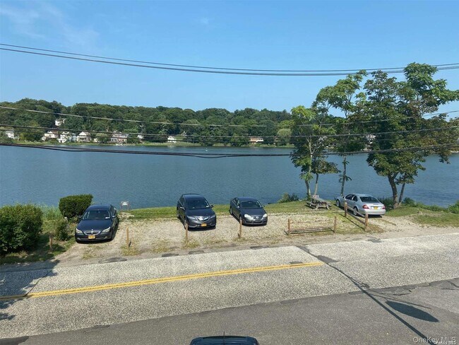 Foto del edificio - 51 Centershore Rd