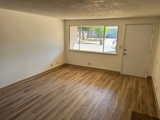 Foto del edificio - 2 Bedroom 1 Bathroom Duplex in Springfield