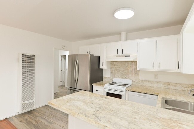 Building Photo - 1202 Buena Vista