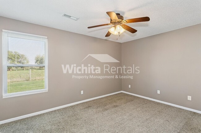 Building Photo - 3 bedroom 2 bath duplex