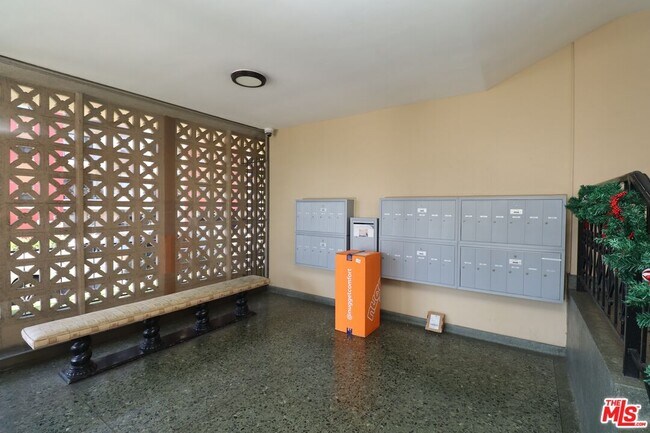 Foto del edificio - 358 S Gramercy Pl