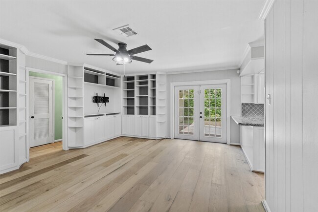 Foto del edificio - 5019 Oak Forest Dr