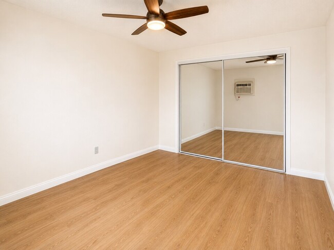 Building Photo - 351 Riverdale Dr