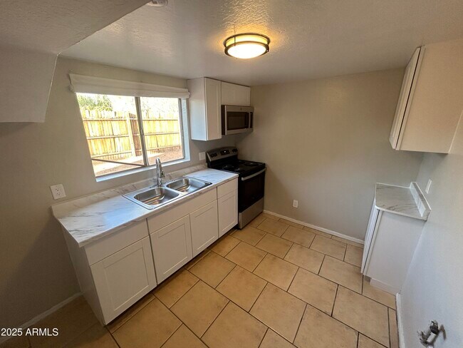 Foto del edificio - 1836 E Harvard St