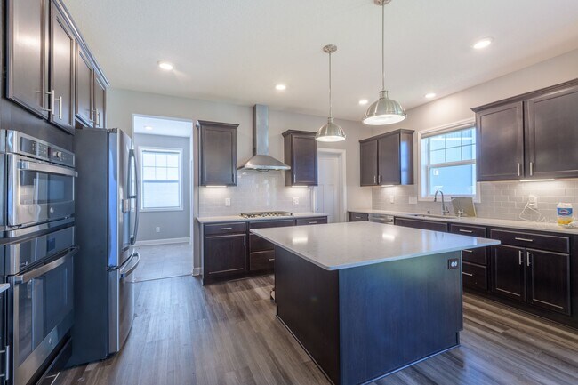 Building Photo - Wayzata schools executive home for lease! ...