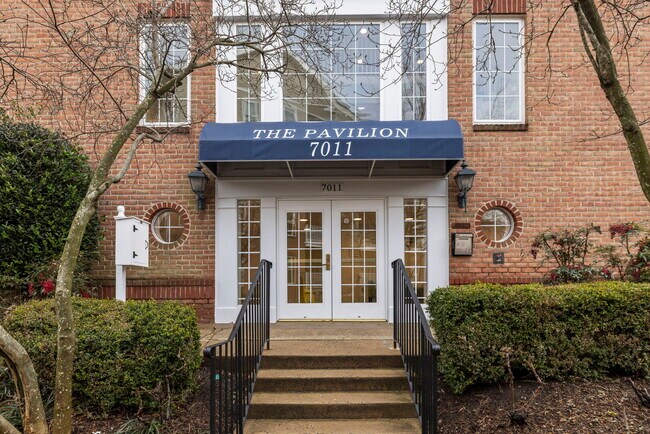 Foto del edificio - 7011 Falls Reach Dr