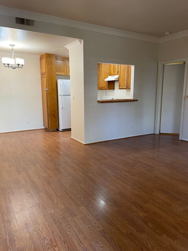 living & dining area - 17 Rosa