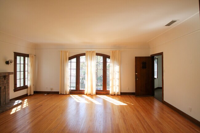 Foto del edificio - 166 N Sycamore Ave