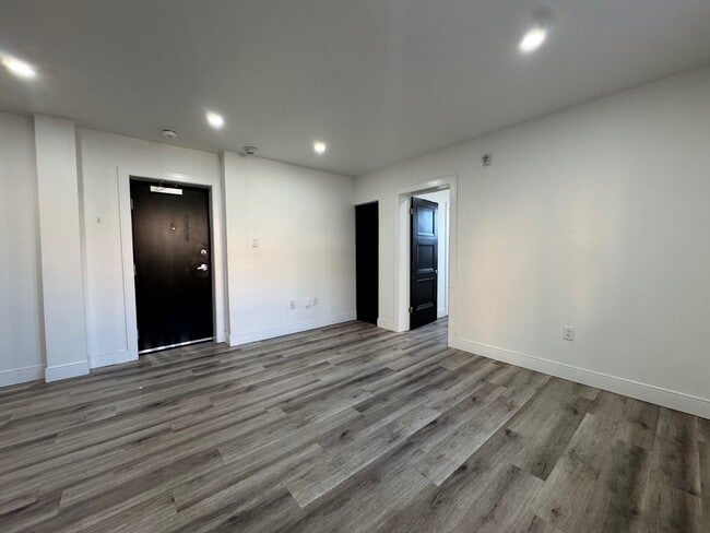 Building Photo - Beautifully Renovated 1 Bedroom 1 Bathroom...