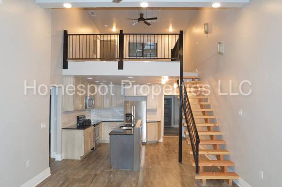 Primary Photo - 204 W 1st St