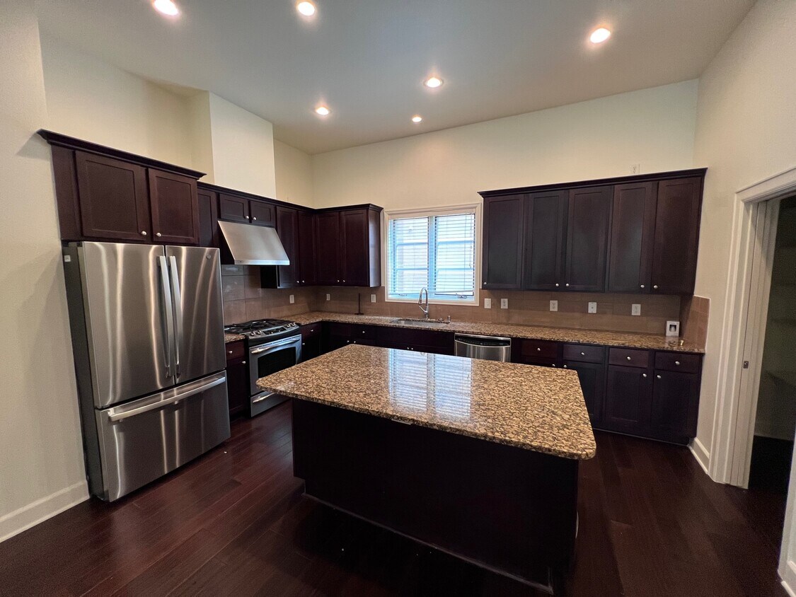 Cocina con isla abierta - 3210 Carlisle Street