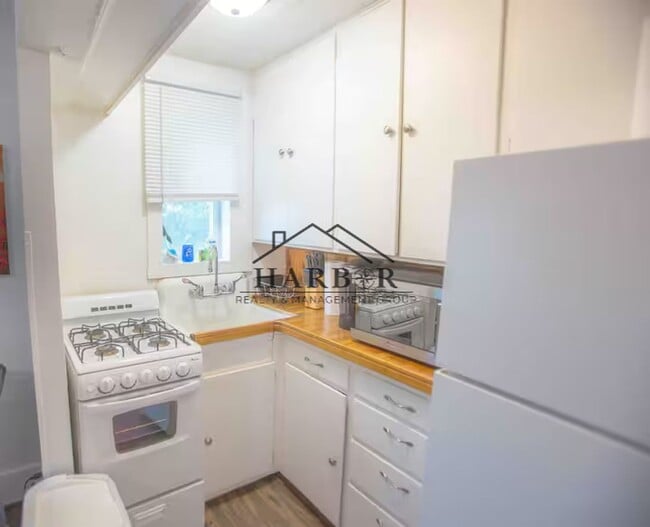 Building Photo - Modern Minimalism: Efficient 1-BR in a Top-Tier Location