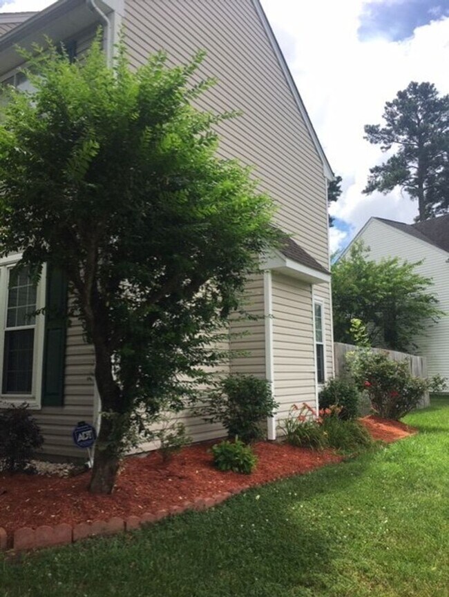Building Photo - Grassfield Area!