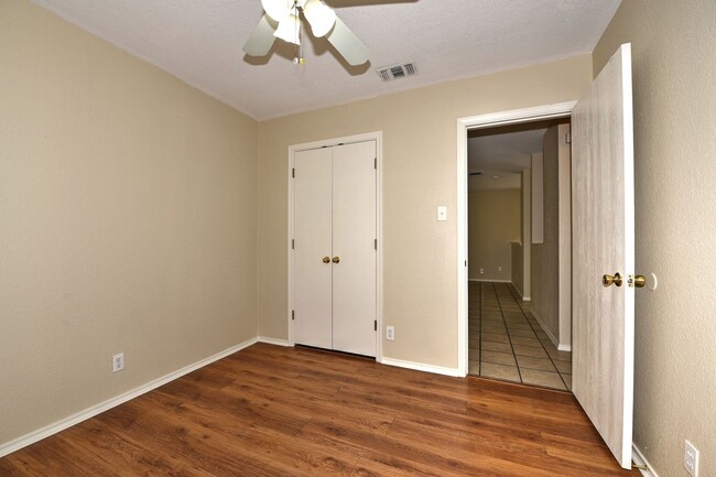 Foto del edificio - GREAT LOCATION: 1604 & SHAENFIELD | 3 BEDS...