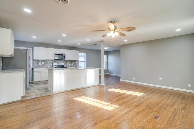 Foto del edificio - Spacious 4-Bedroom Gem with Granite Touche...