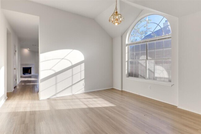 Foto del edificio - 15437 Ozone Pl