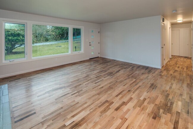 Building Photo - 2916 Alderwood Avenue