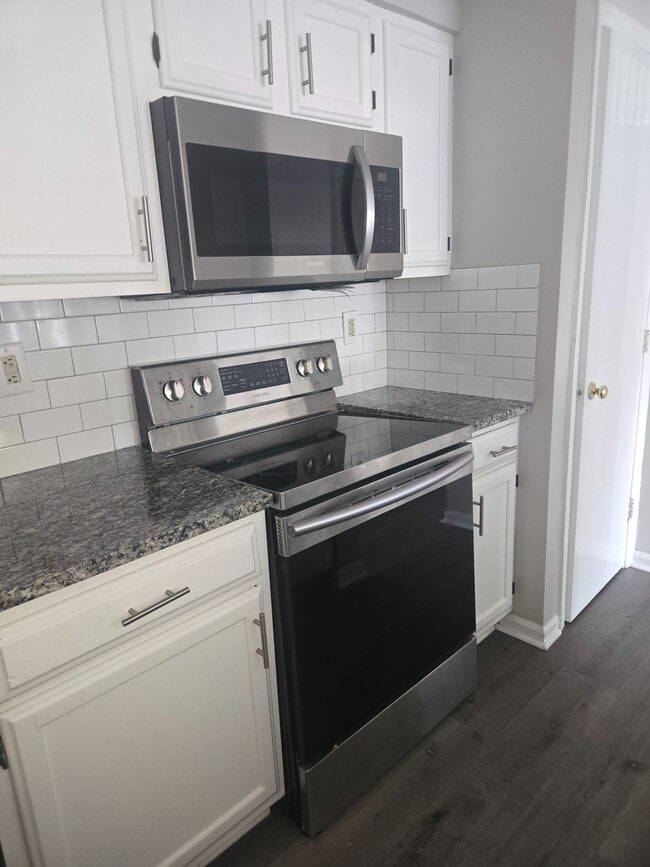 Foto del edificio - Room in Apartment on Arlyn Cir