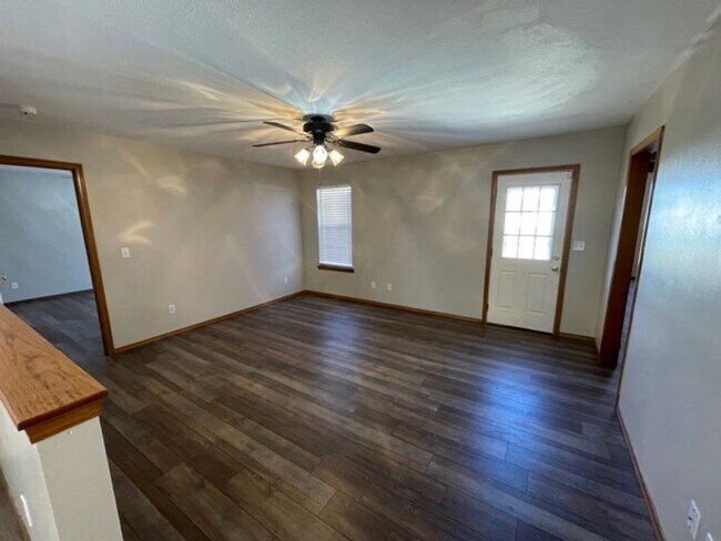 Foto del edificio - FOR LEASE. VERY NICE 3 BEDROOM 2 BATH HOME IN CARL JUNCTION-$1350 RENT-$1350 DEPOSIT