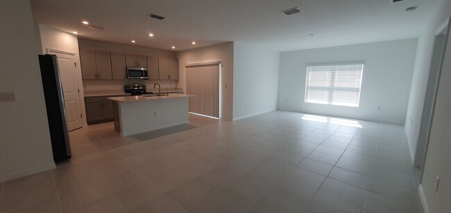 Building Photo - 5048 Vellacito Way