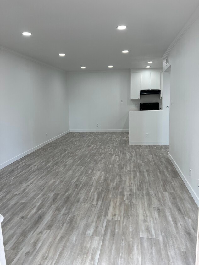 Primary Photo - 21000 Parthenia St