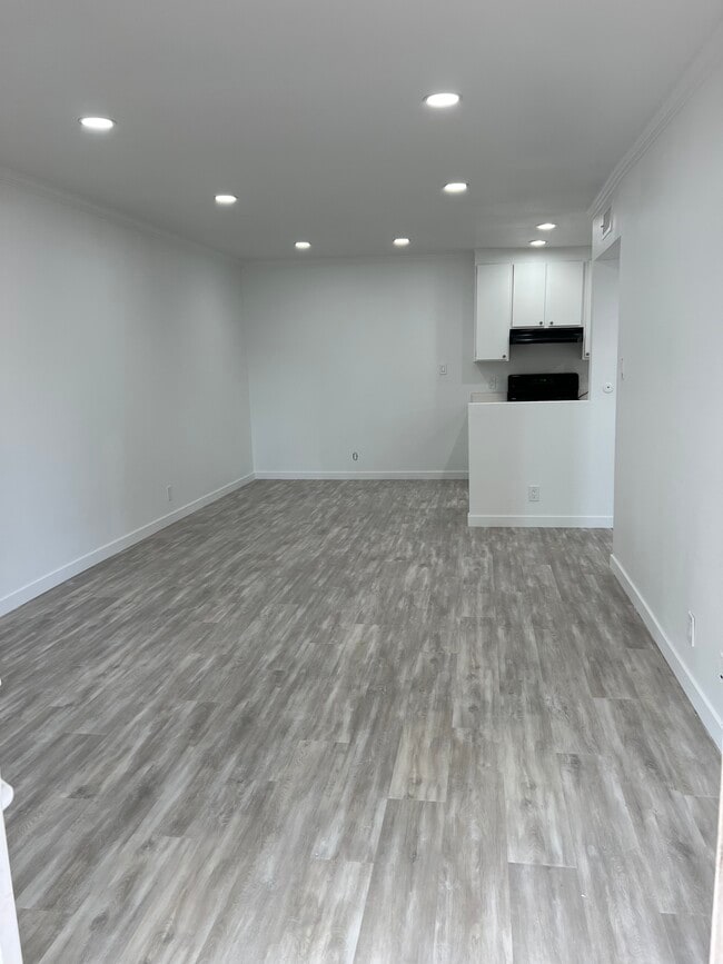 Building Photo - 21000 Parthenia St