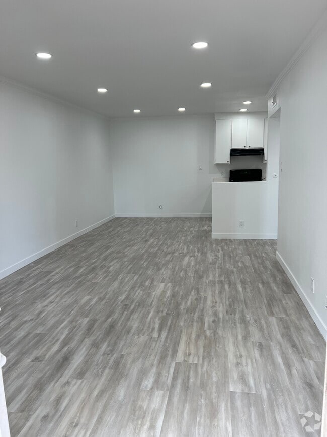 Building Photo - 21000 Parthenia St