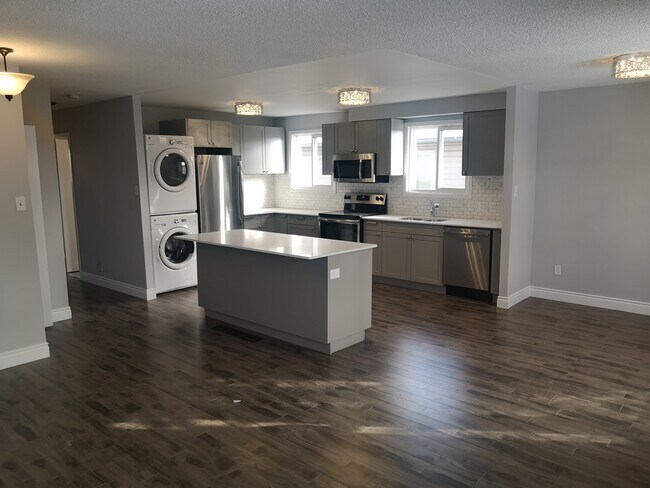 Photo du bâtiment - Spacious 3 Bed on Main Floor on East Mountain