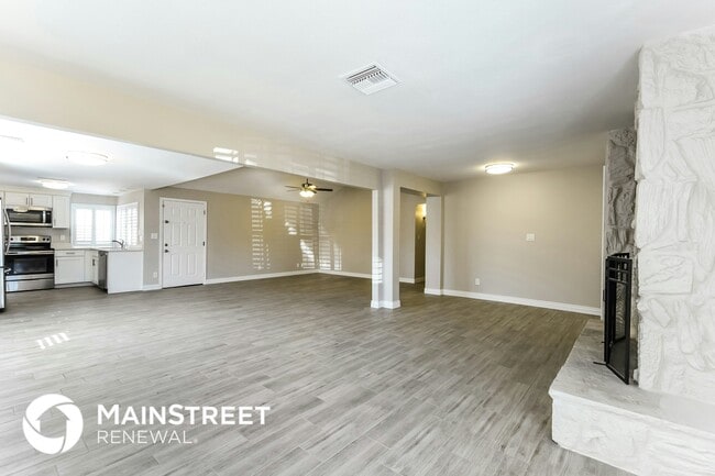 Building Photo - 15816 N 25th Ave