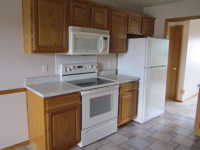 Building Photo - Beautiful 3 bedroom house in quiet mature neighborhood!