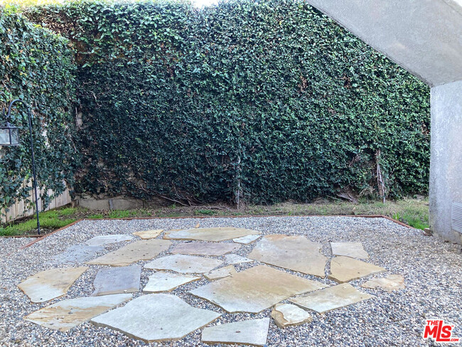 Foto del edificio - 3039 Hillcrest Dr