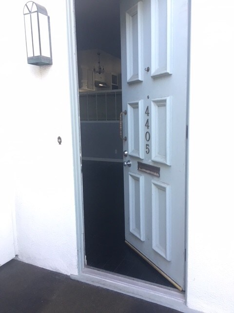 Welcome! Front entrance - 4405 W Sarah St