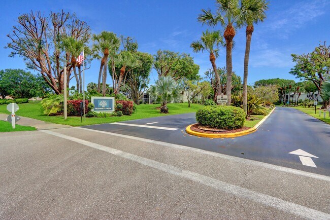 Building Photo - 5617 Fairway Park Dr