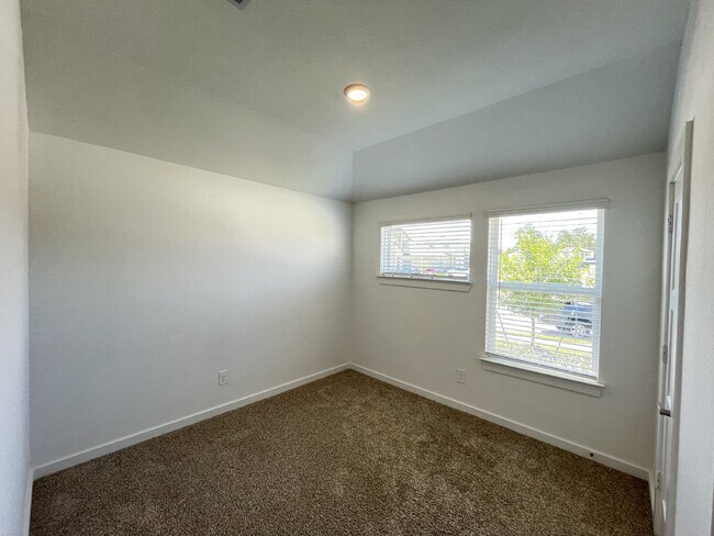 Foto del edificio - Modern 4-Bed Home with Office in Fosters Ridge Near The Woodlands | Open Layout & Resort-Style Am...