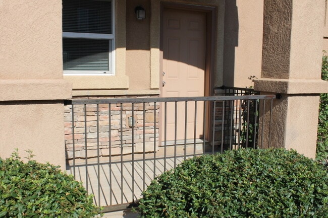 Foto del edificio - $1742 | 2BR/2BA | Lovely Townhome with a P...