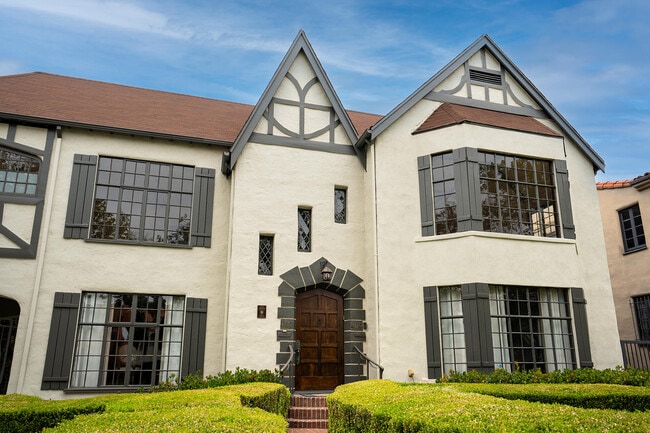 Building Photo - 407 N Orange Dr
