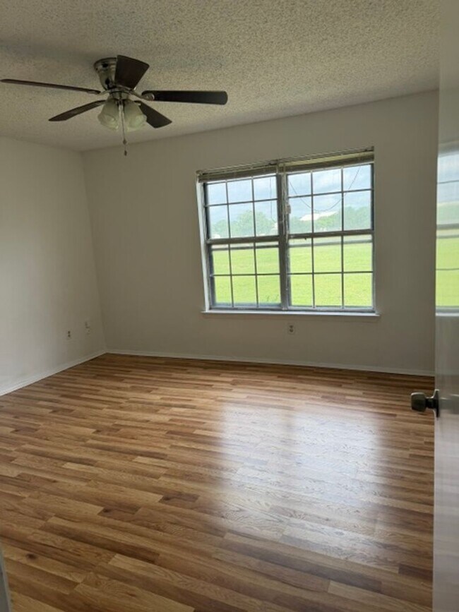 Foto del edificio - Centrally Located 2 Bedroom Unit