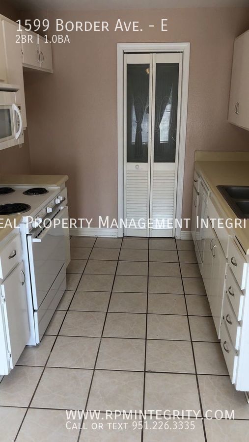 Building Photo - Windwood Condominium located in the beauti...