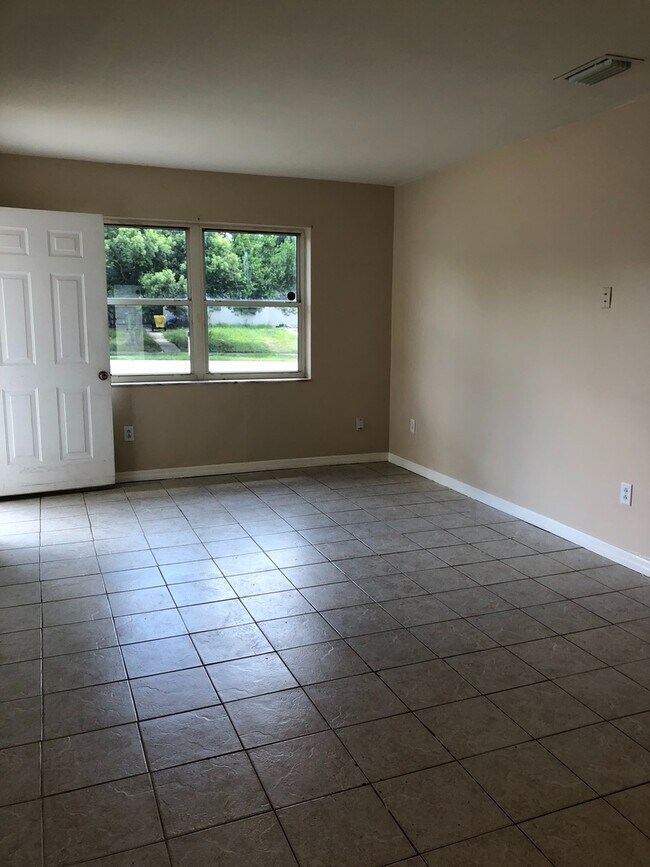 Building Photo - 2 Bed 1 Bath Home | Pet Friendly | Washer ...